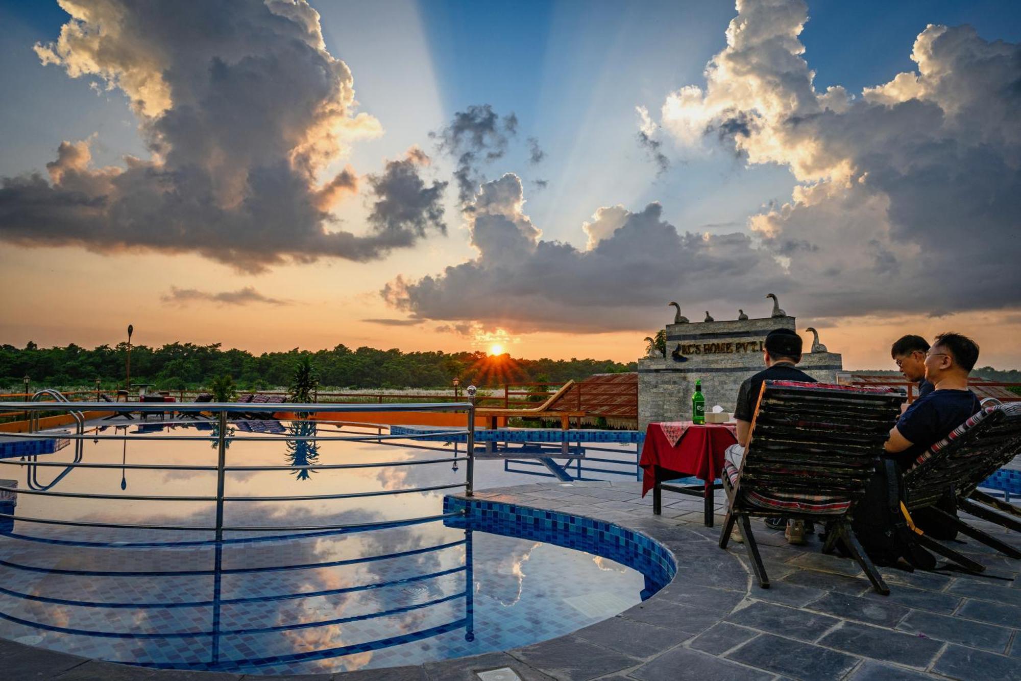 Kc'S Home Sauraha Bagian luar foto